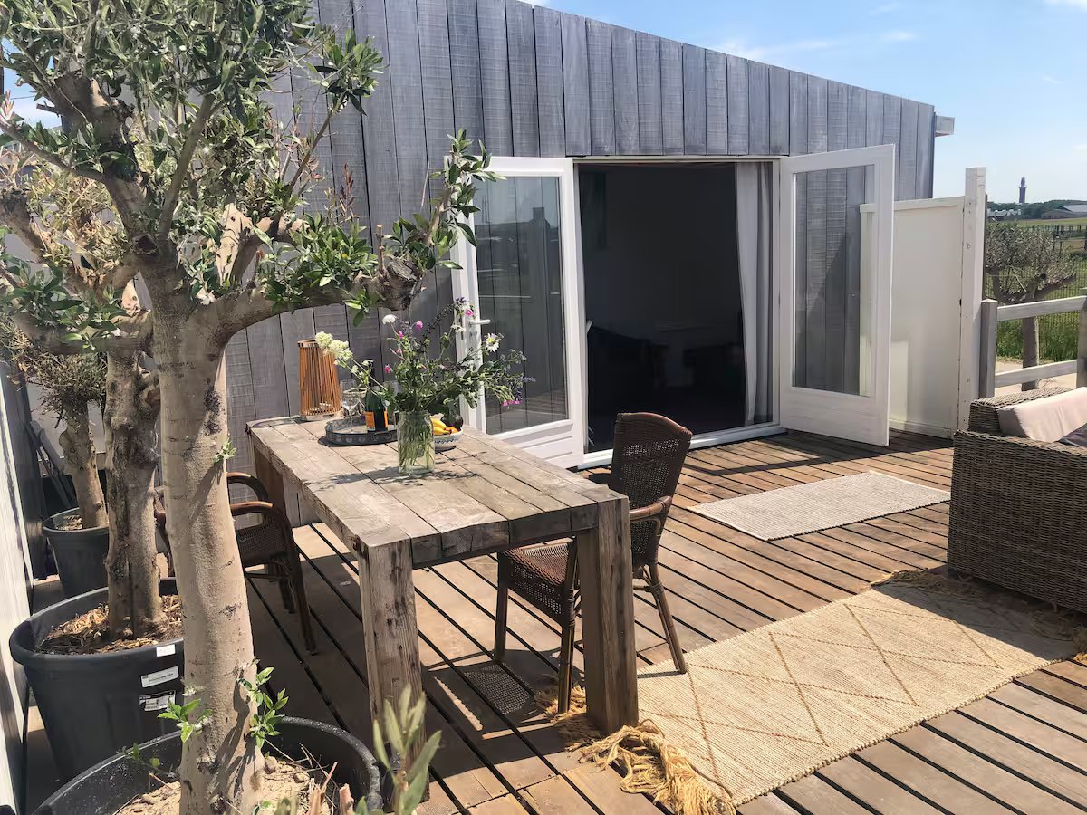 Terras met overdekt gedeelte bij het tinyhuisje