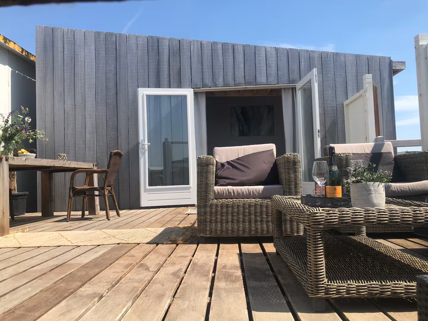 Terras met loungeset bij het tiny house in Noordwijk