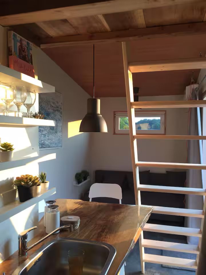 Zitgedeelte met trap naar de slaapvide in het tiny house