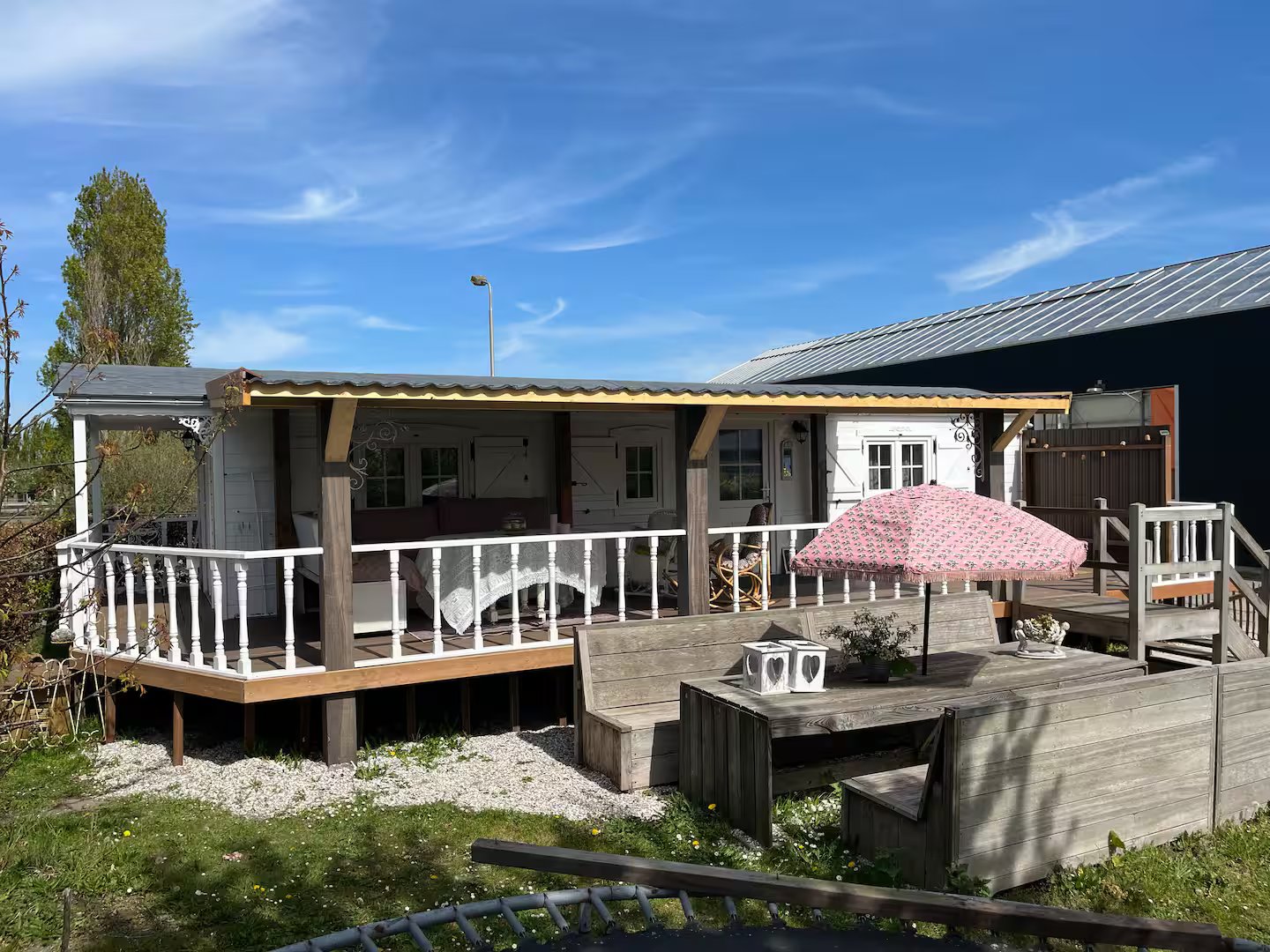 Overdekte veranda van de woonwagen met uitzicht op de tuin