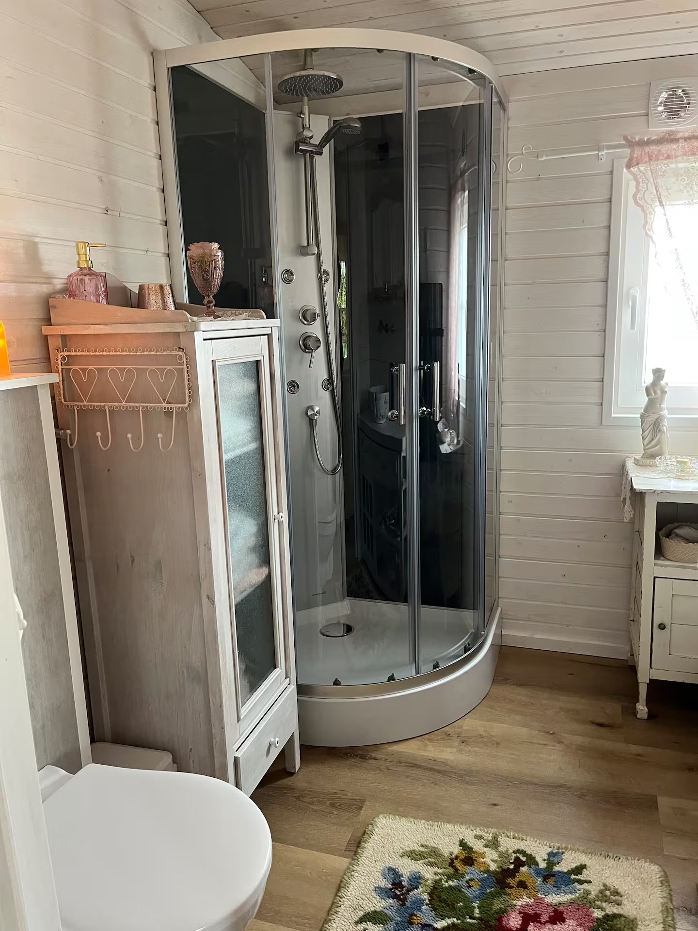 Badkamer met luxe douchecabine
