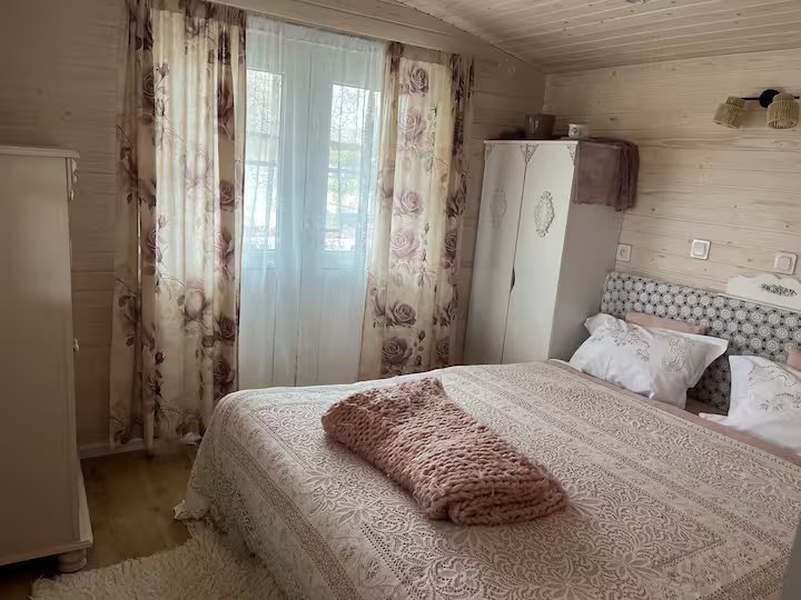 Gezellige slaapkamer in de woonwagen bij de boer